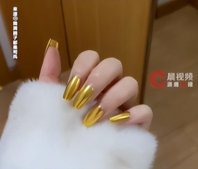 开云体育入口-女子用20g黄金打造新年美甲，称用自己穿戴甲定做的，最新回应：是真金，过年就要装一把