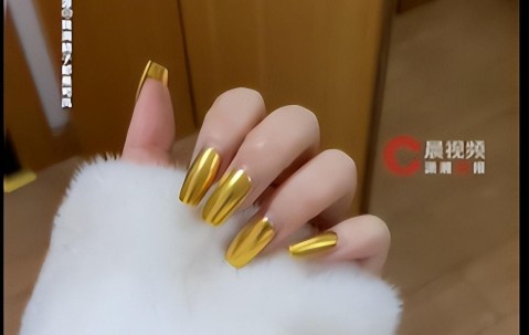 开云体育入口-女子用20g黄金打造新年美甲,称用自己穿戴甲定做的,最新回应:是真金,过年就要装一把